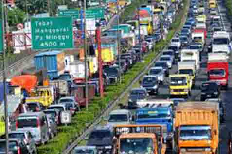  INFO LALU LINTAS: Truk Terguling, Tol Cawang Macet